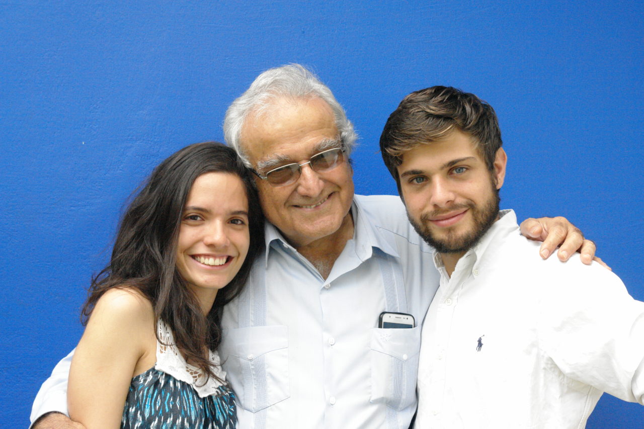 Miguel Sobrado con dos de sus nietos